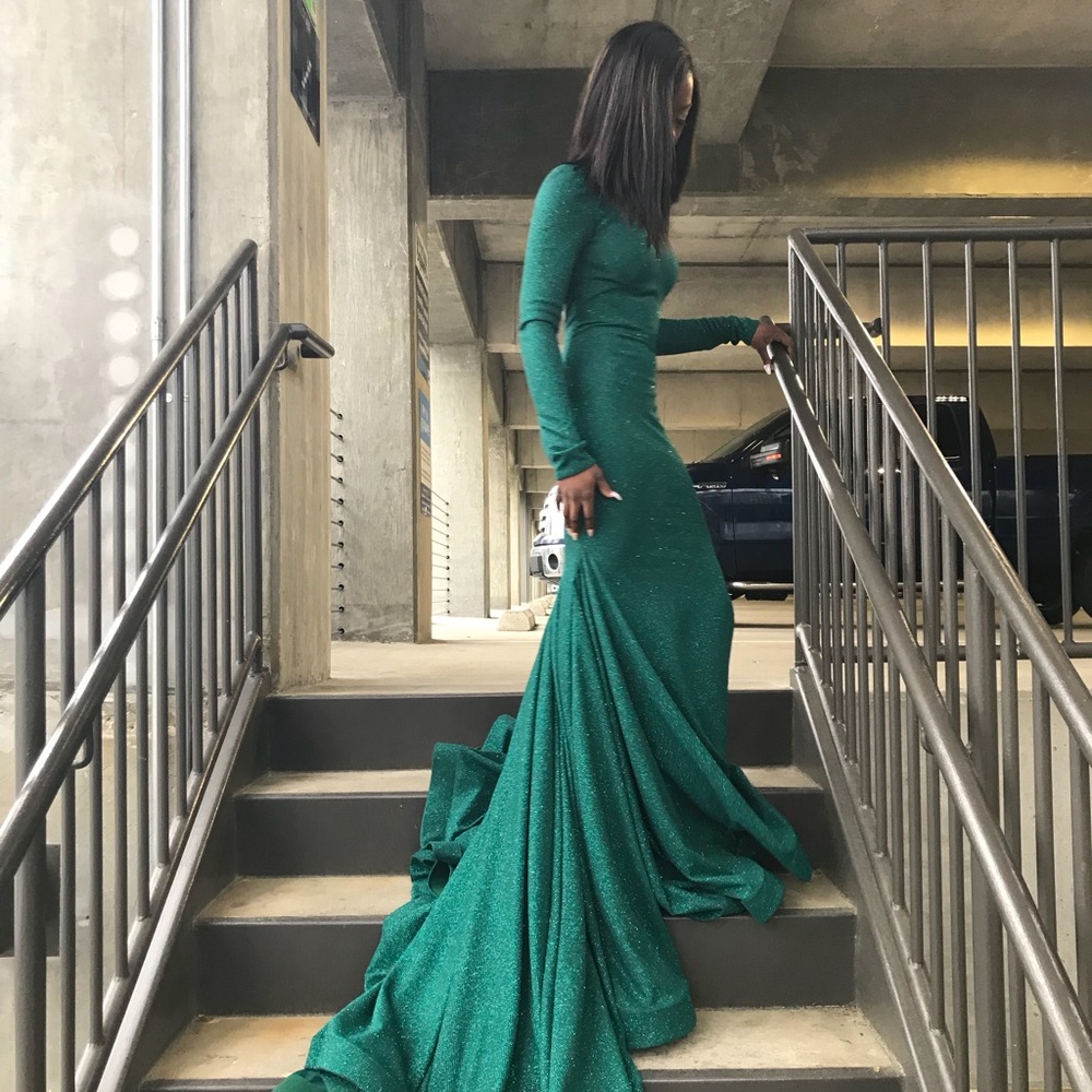 I am selling my Jovani prom dress. - Picture 5 of 8